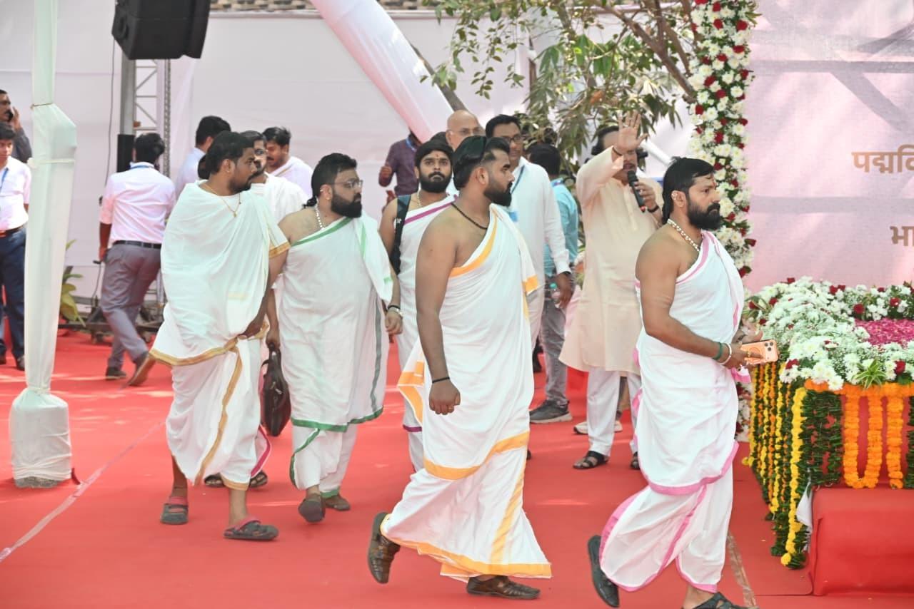 The Hindu priests were seen arriving ahead of the funeral to perform the last rites rituals of Asha Bhosle.